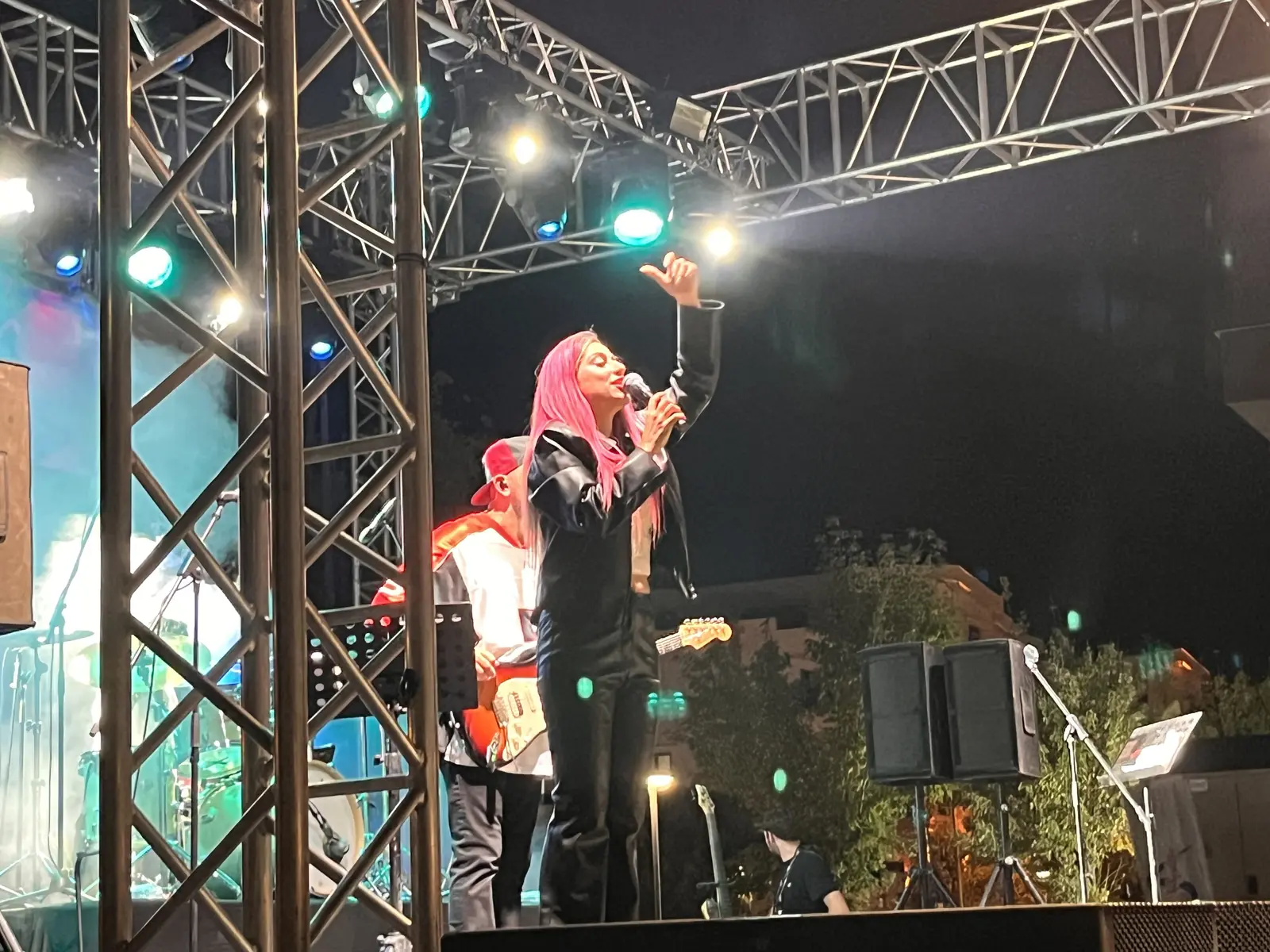 Altıeylül Touché konserinden kalabalık ve sahne — okur fotoğrafı