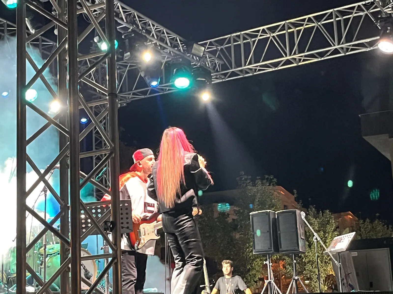Altıeylül Touché konserinden kalabalık ve sahne — okur fotoğrafı