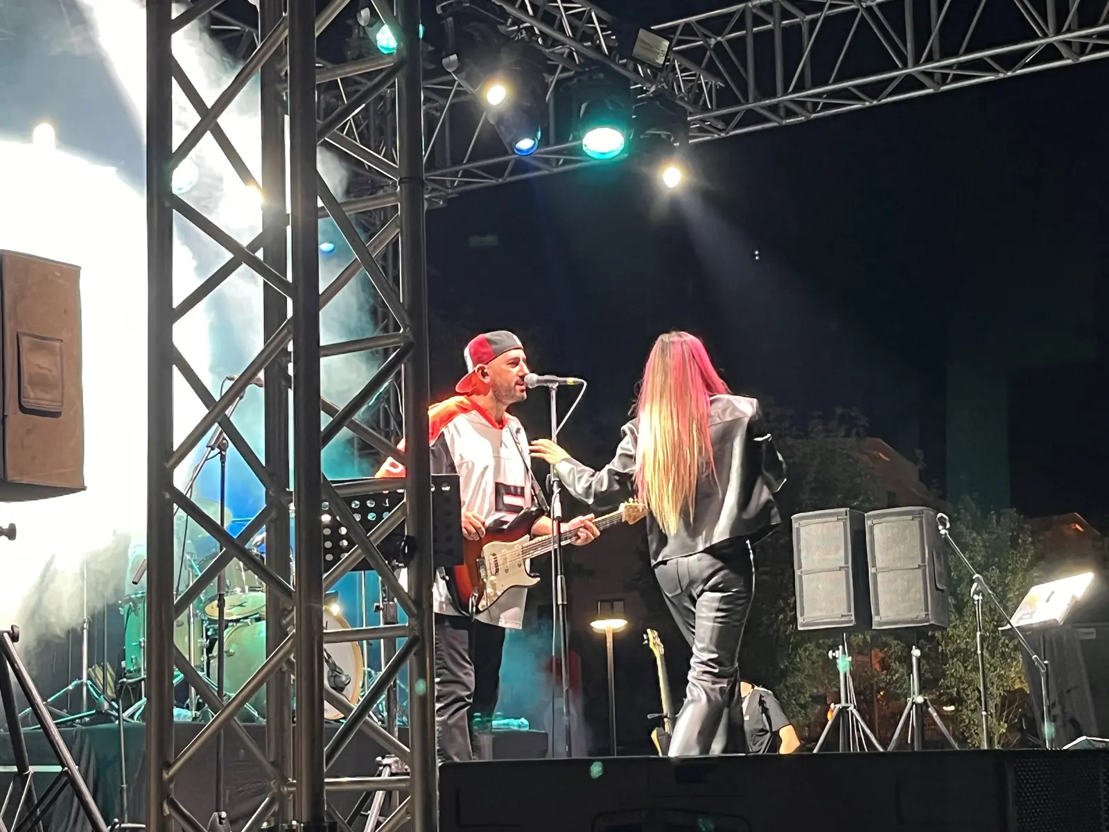 Altıeylül Touché konserinden kalabalık ve sahne — okur fotoğrafı