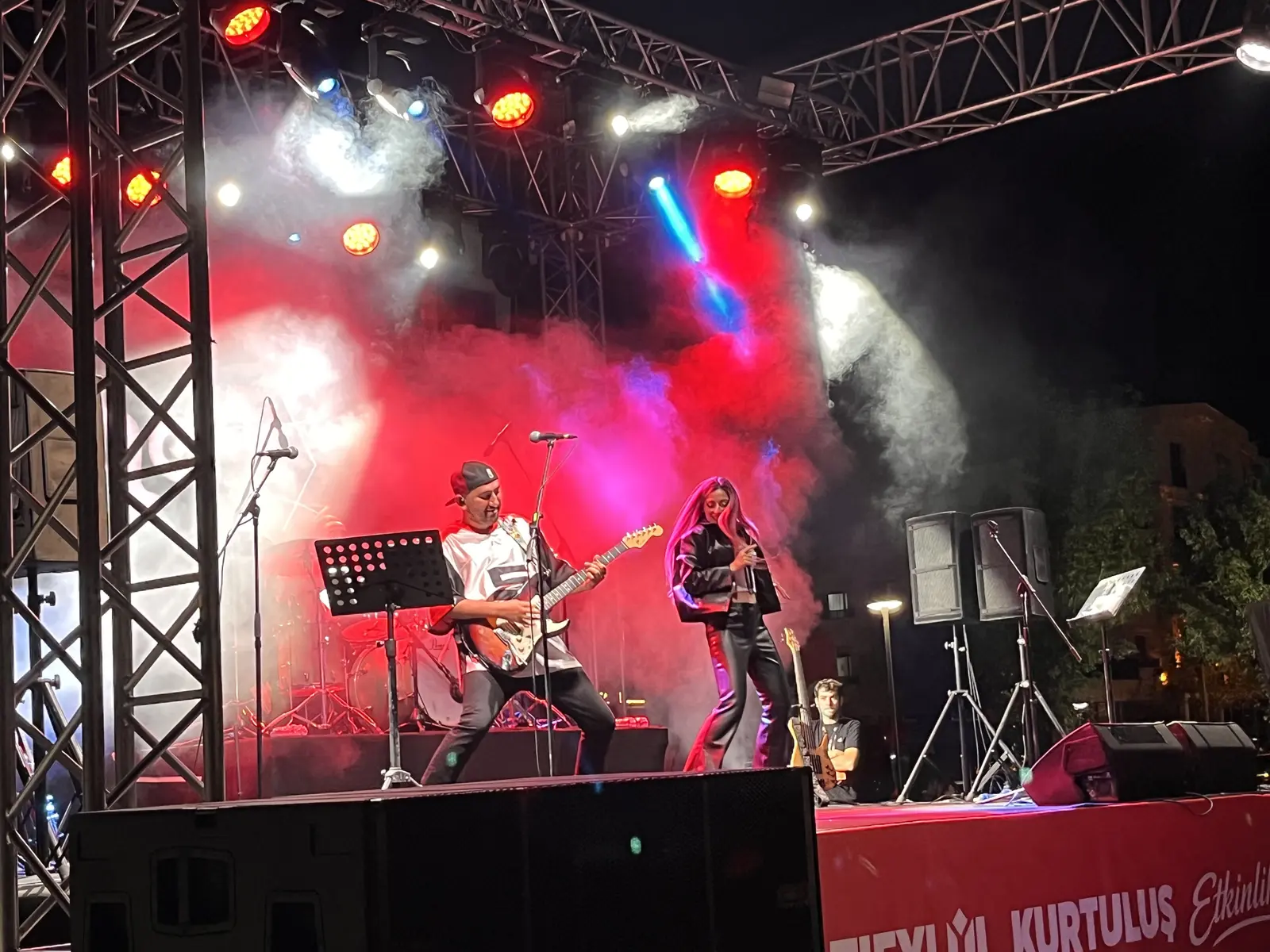 Altıeylül Touché konserinden kalabalık ve sahne — okur fotoğrafı